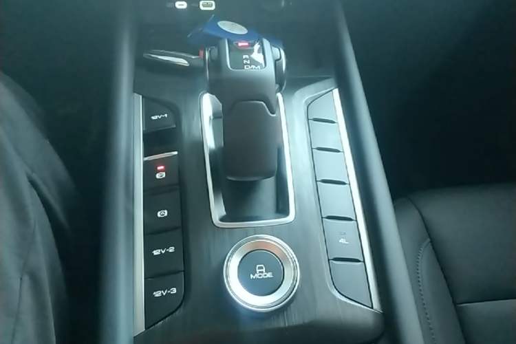 Used Great Wall Poer 2024 2.4T Passenger Version Automatic Diesel 4x4 Comfort Trim Gear Lever