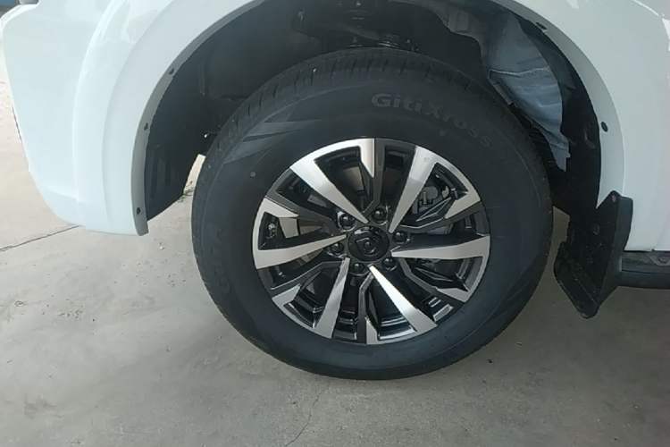Used Great Wall Poer 2024 2.4T Passenger Version Automatic Diesel 4x4 Comfort Trim Left Front Wheel Hub