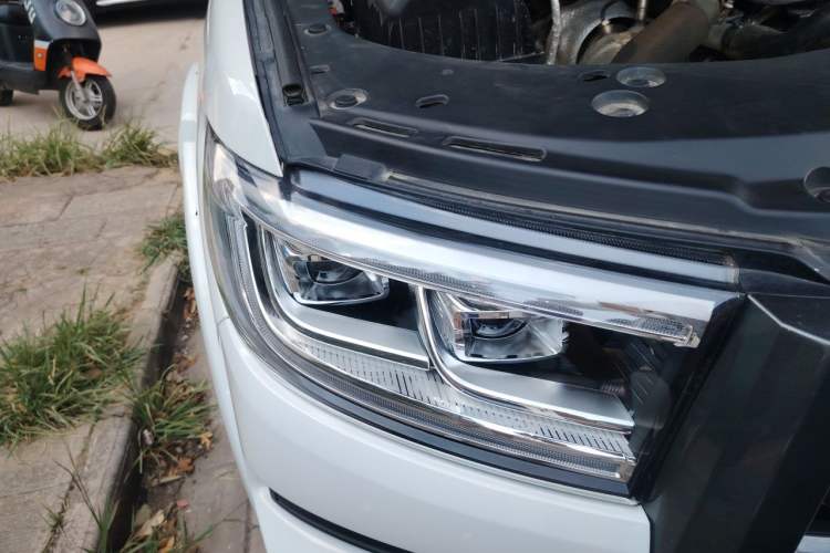 Used Great Wall Poer 2024 2.4T Passenger Version Automatic Diesel 4x4 Comfort Trim Right Front Headlight