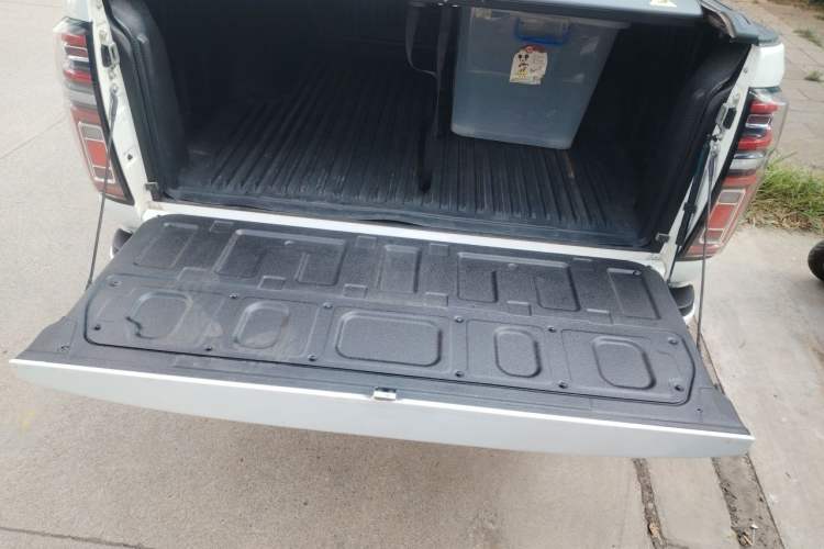 Used Great Wall Poer 2024 2.4T Passenger Version Automatic Diesel 4x4 Comfort Trim Trunk
