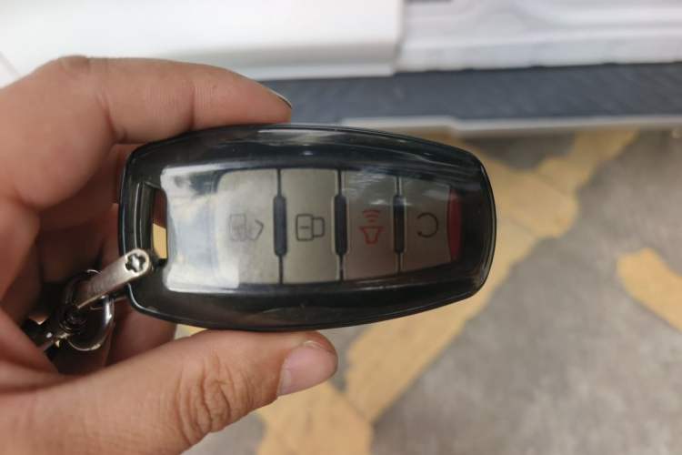 Used Great Wall Poer 2024 2.4T Passenger Version Automatic Diesel 4x4 Comfort Trim Vehicle Key