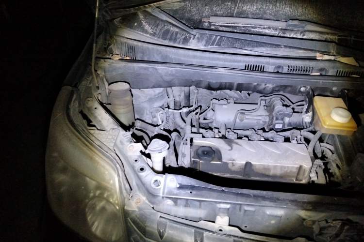Used Great Wall V80 2011 2.0L Automatic Luxury Version Engine Bay Right