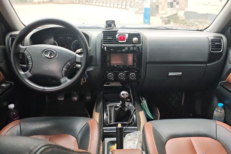 Used Great Wall Wingle 5 2013 2.0T European Version Two-Wheel Drive Navigation Edition 6MT Big Double-Cab GW4D20B Center Console