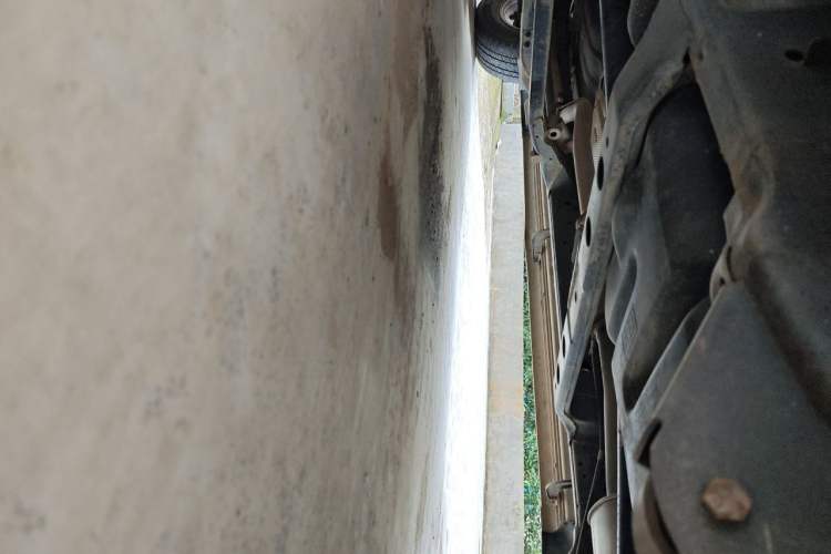 Used Great Wall Wingle 5 2013 2.0T European Version Two-Wheel Drive Navigation Edition 6MT Big Double-Cab GW4D20B Chassis Rear Left