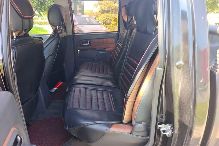 Used Great Wall Wingle 5 2013 2.0T European Version Two-Wheel Drive Elite Edition 6MT Big Double Cab GW4D20B Interior 4