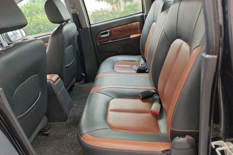 Used Great Wall Wingle 5 2013 2.0T European Version Two-Wheel Drive Navigation Edition 6MT Big Double-Cab GW4D20B Left Rear Seat