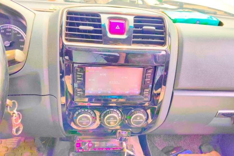 Used Great Wall Wingle 5 2013 2.0T European Version Two-Wheel Drive Navigation Edition 6MT Small Double-Cab GW4D20B Audio And AC Panel