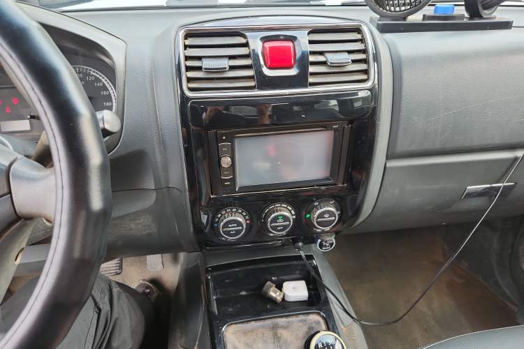 Used Great Wall Wingle 5 2013 2.0T European Version Two-Wheel Drive Elite Edition 6MT Big Double Cab GW4D20B Audio And AC Panel