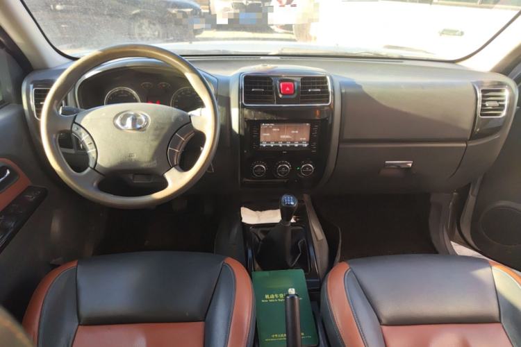 Used Great Wall Wingle 5 2013 2.4L European Version Two-Wheel Drive Elite Edition Big Double Cab – 4G69S4N Center Console