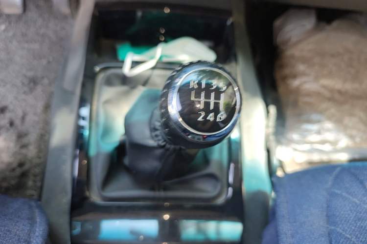 Used Great Wall Wingle 5 2013 2.0T European Version Two-Wheel Drive Elite Edition 6MT Big Double Cab GW4D20B Gear Lever