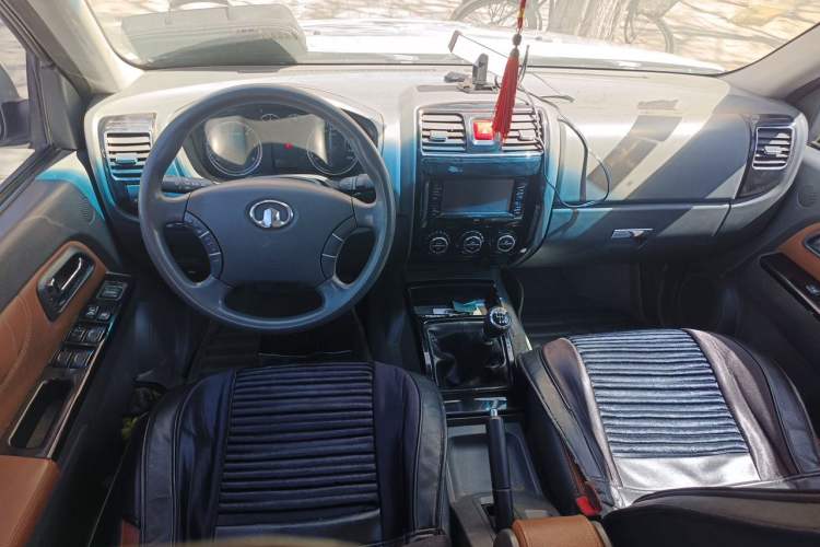 Used Great Wall Wingle 5 2013 2.0T European Version Two-Wheel Drive Elite Edition 6MT Big Double Cab GW4D20B Interior 2