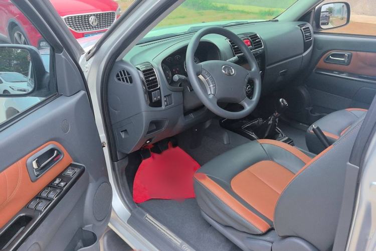 Used Great Wall Wingle 5 2013 2.8T European Version Two-Wheel Drive Elite Version Big Double-Cab GW2.8TC Interior 2