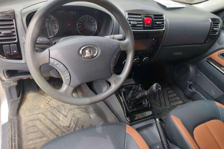 Used Great Wall Wingle 5 2013 2.8T European Version Two-Wheel Drive Elite Version Big Double-Cab GW2.8TC Steering Wheel