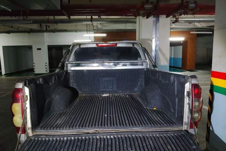 Used Great Wall Wingle 5 2013 2.8T European Version Two-Wheel Drive Elite Version Big Double-Cab GW2.8TC Trunk
