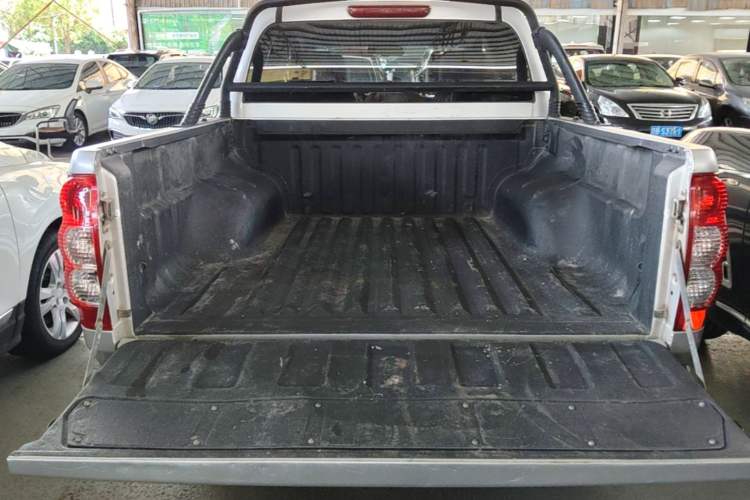 Used Great Wall Wingle 5 2013 2.0T European Version Two-Wheel Drive Elite Edition 6MT Compact Double-Cab GW4D20B Trunk