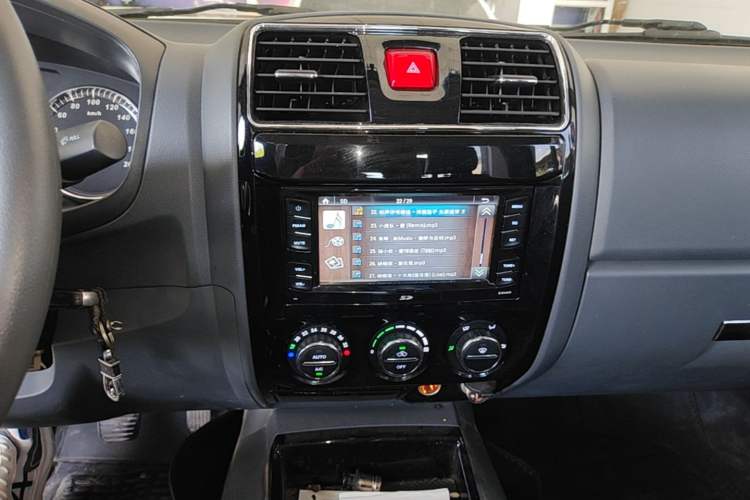 Used Great Wall Wingle 5 2013 2.0T European Version Two-Wheel Drive Elite Edition 6MT Big Double Cab GW4D20B Audio And AC Panel