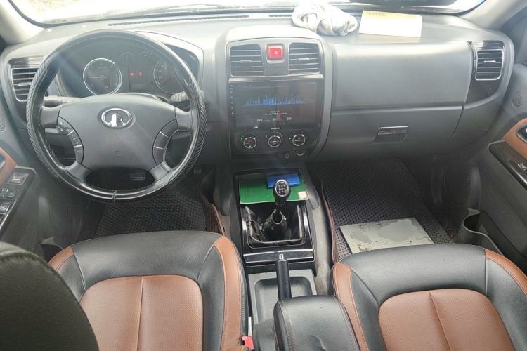 Used Great Wall Wingle 5 2013 2.8T European Version Two-Wheel Drive Elite Version Big Double-Cab GW2.8TC Center Console