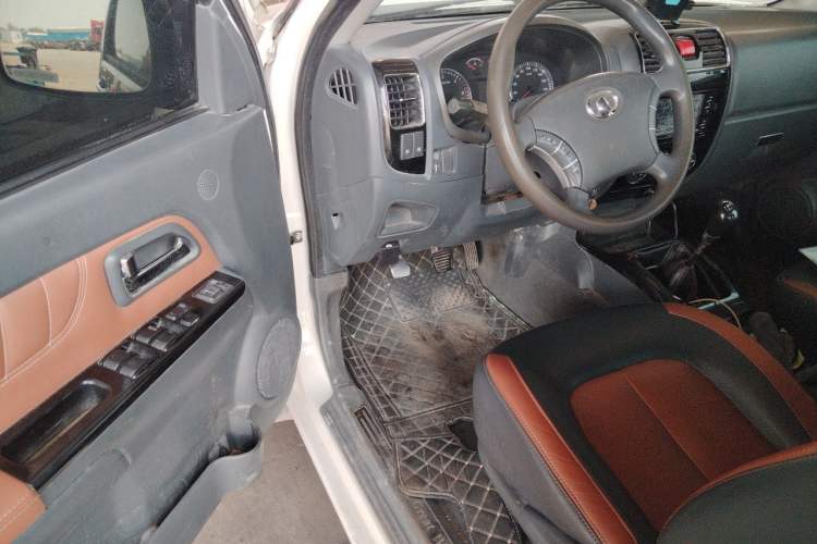 Used Great Wall Wingle 5 2013 2.8T European Version Two-Wheel Drive Elite Version Big Double-Cab GW2.8TC Driver Seat