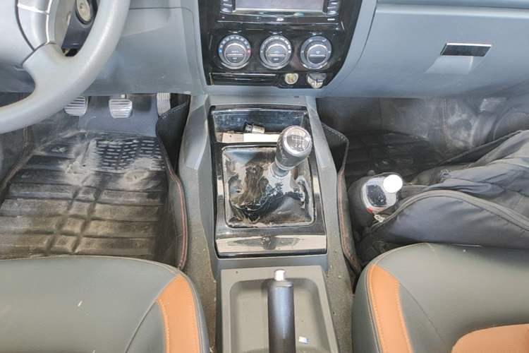 Used Great Wall Wingle 5 2013 2.0T European Version Two-Wheel Drive Elite Edition 6MT Big Double Cab GW4D20B Gear Lever