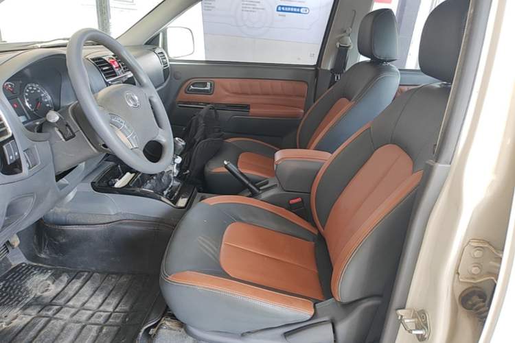 Used Great Wall Wingle 5 2013 2.0T European Version Two-Wheel Drive Elite Edition 6MT Big Double Cab GW4D20B Left Front Seat