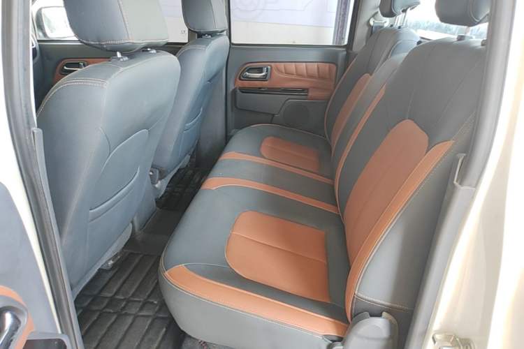 Used Great Wall Wingle 5 2013 2.0T European Version Two-Wheel Drive Elite Edition 6MT Big Double Cab GW4D20B Left Rear Seat