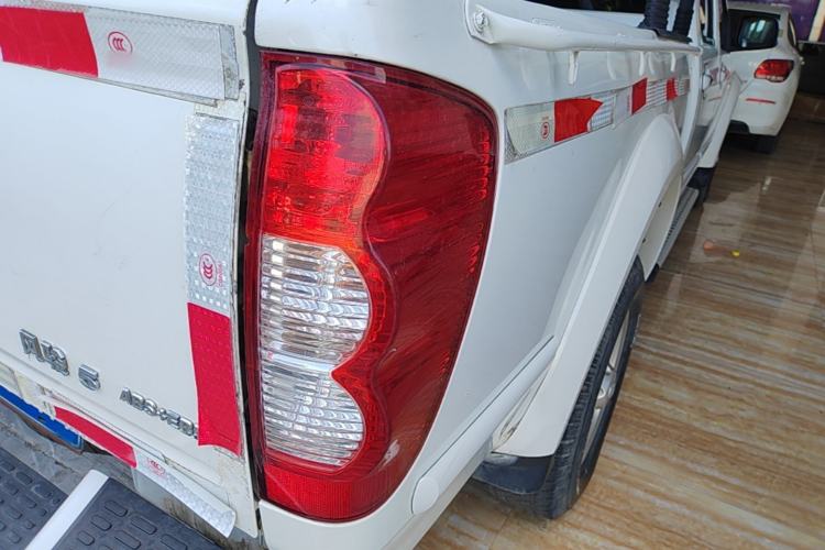 Used Great Wall Wingle 5 2013 2.0T European Version Two-Wheel Drive Elite Edition 6MT Big Double Cab GW4D20B Right Rear Taillight