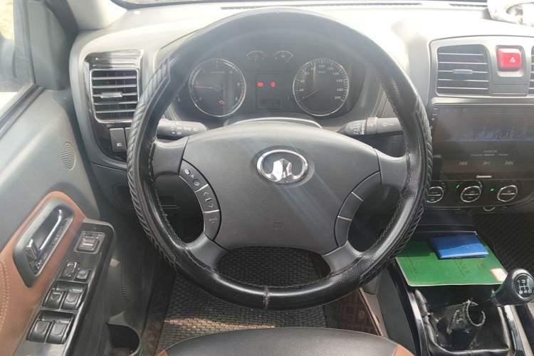 Used Great Wall Wingle 5 2013 2.8T European Version Two-Wheel Drive Elite Version Big Double-Cab GW2.8TC Steering Wheel