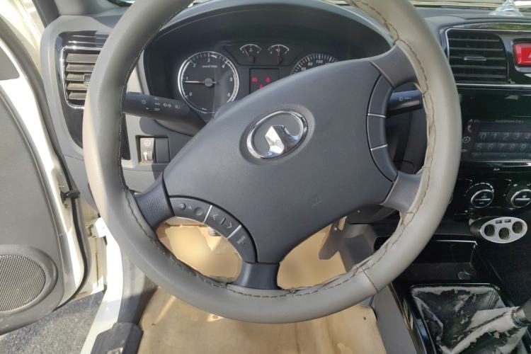 Used Great Wall Wingle 5 2013 2.8T European Version Two-Wheel Drive Elite Version Big Double-Cab GW2.8TC Steering Wheel