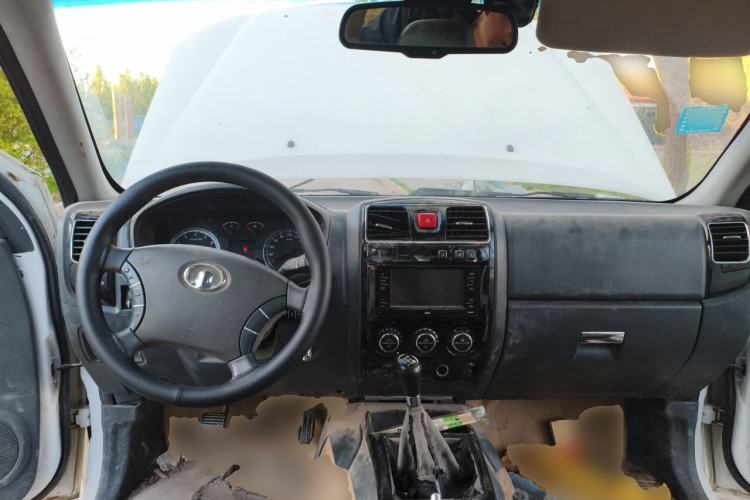 Used Great Wall Wingle 5 2014 2.4L European Version Two-Wheel Drive Entry-Level Big Double-Cab 4G69S4N Center Console