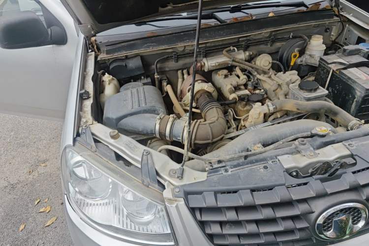 Used Great Wall Wingle 5 2016 2.8T Two-Wheel-Drive Entry-Level GW2.8TC Big Double-Cab GW2.8TC Engine Bay Right