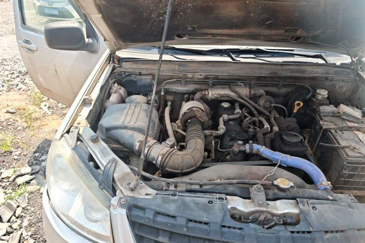 Used Great Wall Wingle 5 2016 2.8T Two-Wheel-Drive Entry-Level GW2.8TC Big Double-Cab GW2.8TC Engine Bay Right