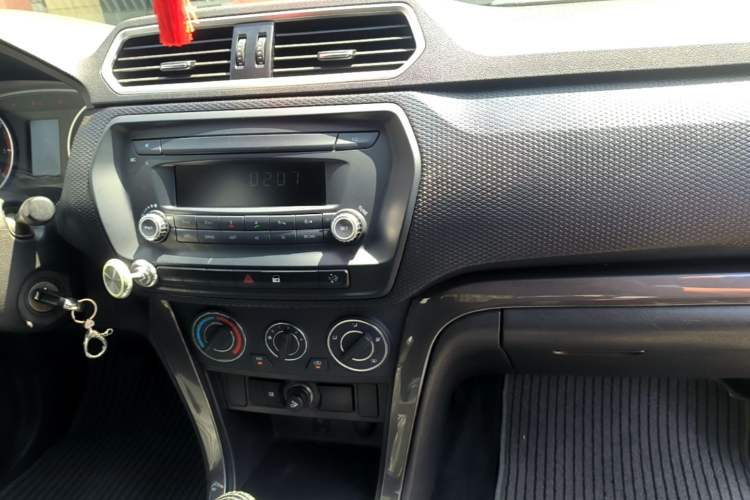 Used Great Wall Wingle 5 2017 2.0T European Version Diesel Two-Wheel Drive Advanced Large Double-Cab GW4D20E Audio And AC Panel