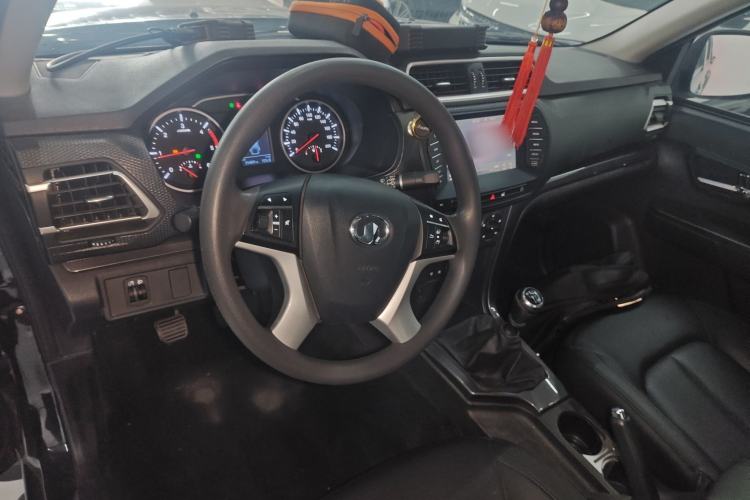 Used Great Wall Wingle 5 2017 2.0T European Version Diesel Two-Wheel Drive Elite Plus Big Double-Cab GW4D20D Center Console