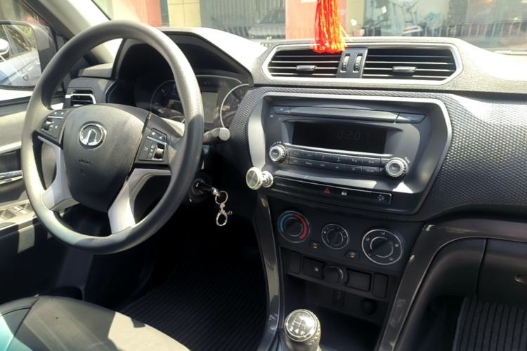 Used Great Wall Wingle 5 2017 2.0T European Version Diesel Two-Wheel Drive Advanced Large Double-Cab GW4D20E Center Console