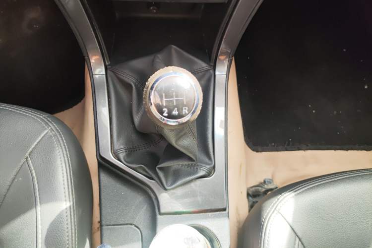 Used Great Wall Wingle 5 2017 2.0T European-Style Diesel 4x4 Ambition Version with Extended Double Cab – GW4D20E Gear Lever