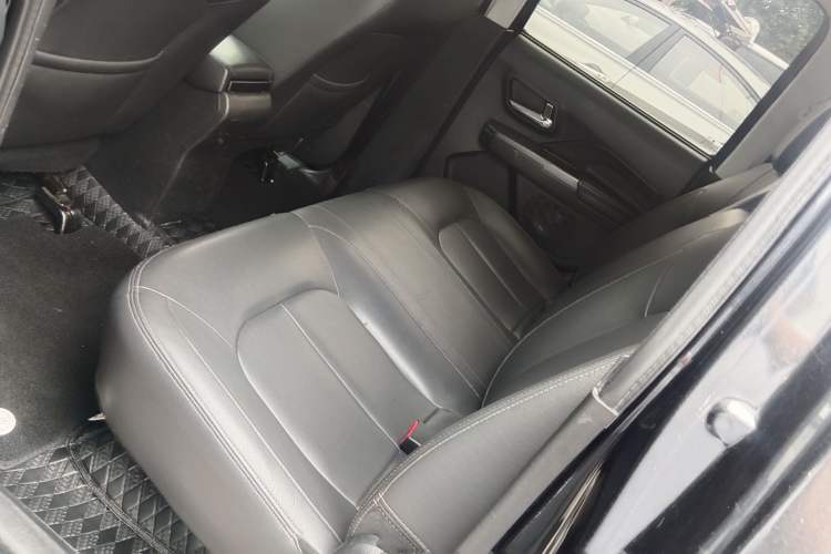 Used Great Wall Wingle 5 2017 2.0T European-Style Diesel 4x4 Ambition Version with Extended Double Cab – GW4D20E Interior 6