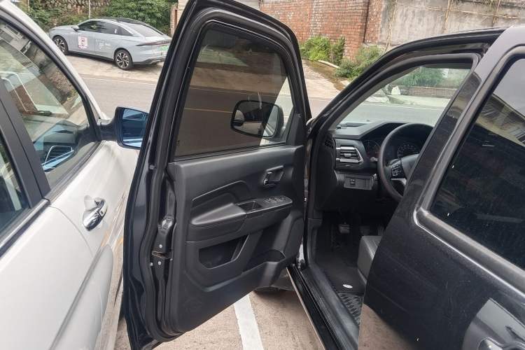 Used Great Wall Wingle 5 2017 2.0T European-Style Diesel 4x4 Ambition Version with Extended Double Cab – GW4D20E Interior 9
