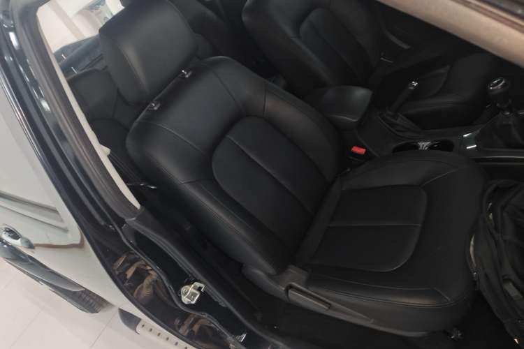 Used Great Wall Wingle 5 2017 2.0T European Version Diesel Two-Wheel Drive Elite Plus Big Double-Cab GW4D20D Right Front Seat