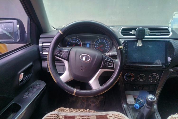 Used Great Wall Wingle 5 2017 2.4L European Version Gasoline Two-Wheel Drive Entry-Level Big Double Cab 4G69S4N Steering Wheel