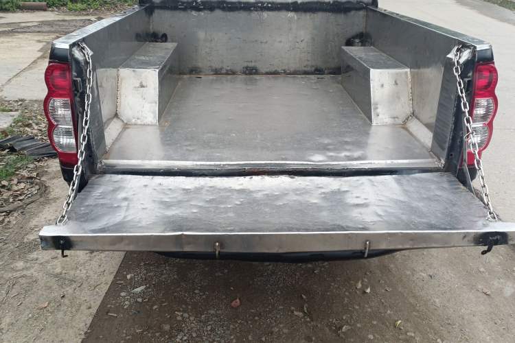 Used Great Wall Wingle 5 2017 2.0T European Version Diesel Two-Wheel Drive Elite Plus Big Double-Cab GW4D20D Trunk