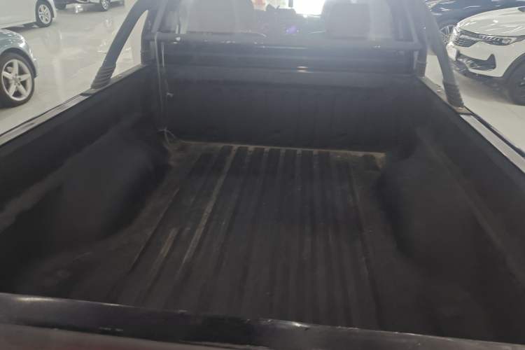 Used Great Wall Wingle 5 2017 2.0T European Version Diesel Two-Wheel Drive Elite Plus Big Double-Cab GW4D20D Trunk