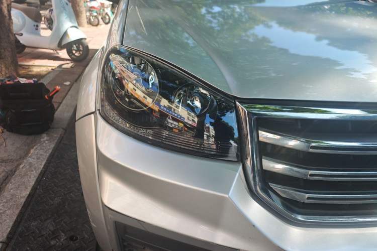 Used Great Wall Wingle 5 2017 2.4L European Version Gasoline Two-Wheel Drive Entry-Level Big Double Cab 4G69S4N Right Front Headlight