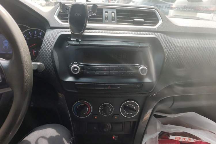 Used Great Wall Wingle 5 2017 2.0T European-spec Diesel Two-Wheel Drive Entry-Level Small Double-Cab GW4D20E Audio And AC Panel