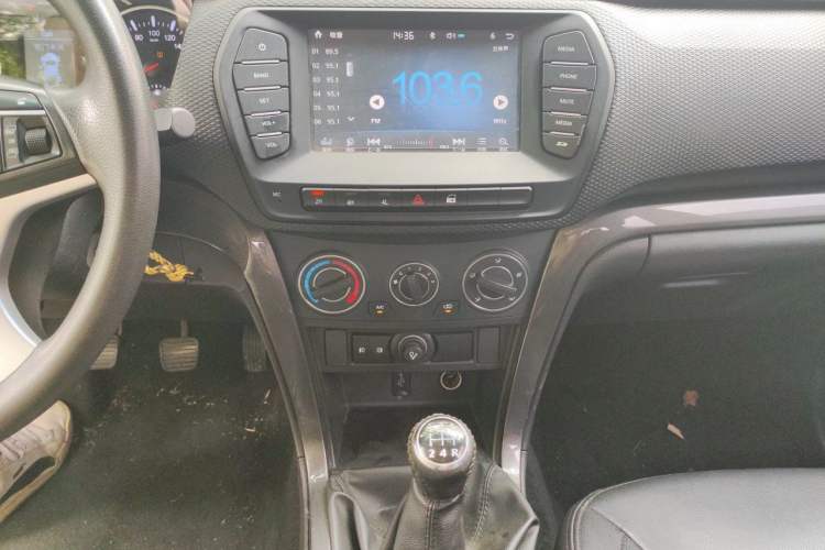 Used Great Wall Wingle 5 2017 2.4L European Version Gasoline Two-Wheel Drive Entry-Level Small Double-Cab 4G69S4N Audio And AC Panel