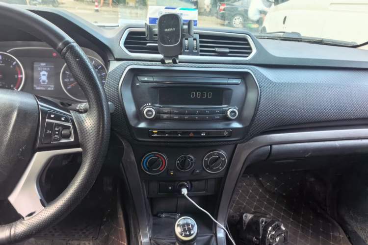 Used Great Wall Wingle 5 2017 2.0T European-Style Diesel 4x4 Ambition Version with Extended Double Cab – GW4D20E Audio And AC Panel