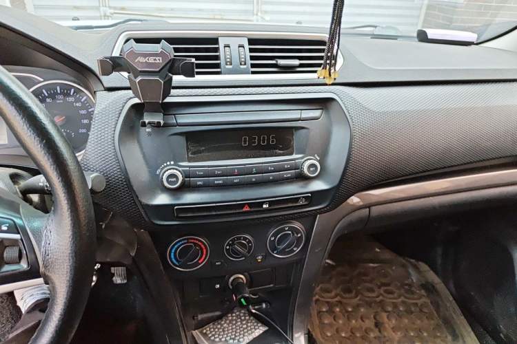 Used Great Wall Wingle 5 2017 2.0T European Version Diesel Two-Wheel Drive Advanced Large Double-Cab GW4D20E Audio And AC Panel