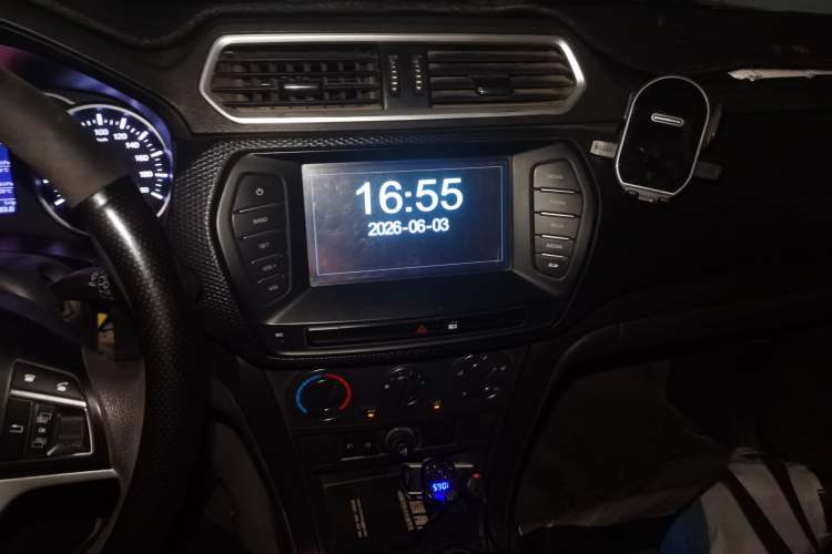 Used Great Wall Wingle 5 2017 2.0T European-Style Diesel Two-Wheel-Drive Elite Version with Large Double Cab – GW4D20B Audio And AC Panel