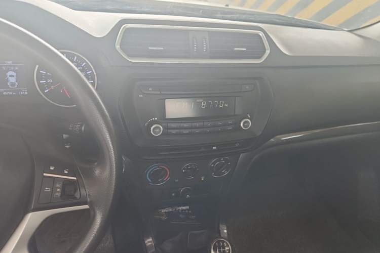 Used Great Wall Wingle 5 2017 2.0T European Version Diesel Two-Wheel Drive Advanced Large Double-Cab GW4D20E Audio And AC Panel