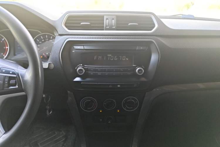 Used Great Wall Wingle 5 2017 2.0T European Version Diesel Two-Wheel Drive Advanced Large Double-Cab GW4D20E Audio And AC Panel