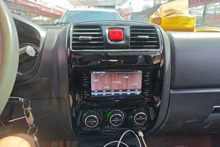 Used Great Wall Wingle 5 2017 2.0T European-Style Diesel Two-Wheel-Drive Elite Version with Large Double Cab – GW4D20B Audio And AC Panel